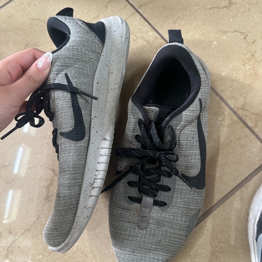 Nike Men’s Gray and Black Sneakers Lightweight Mesh Design